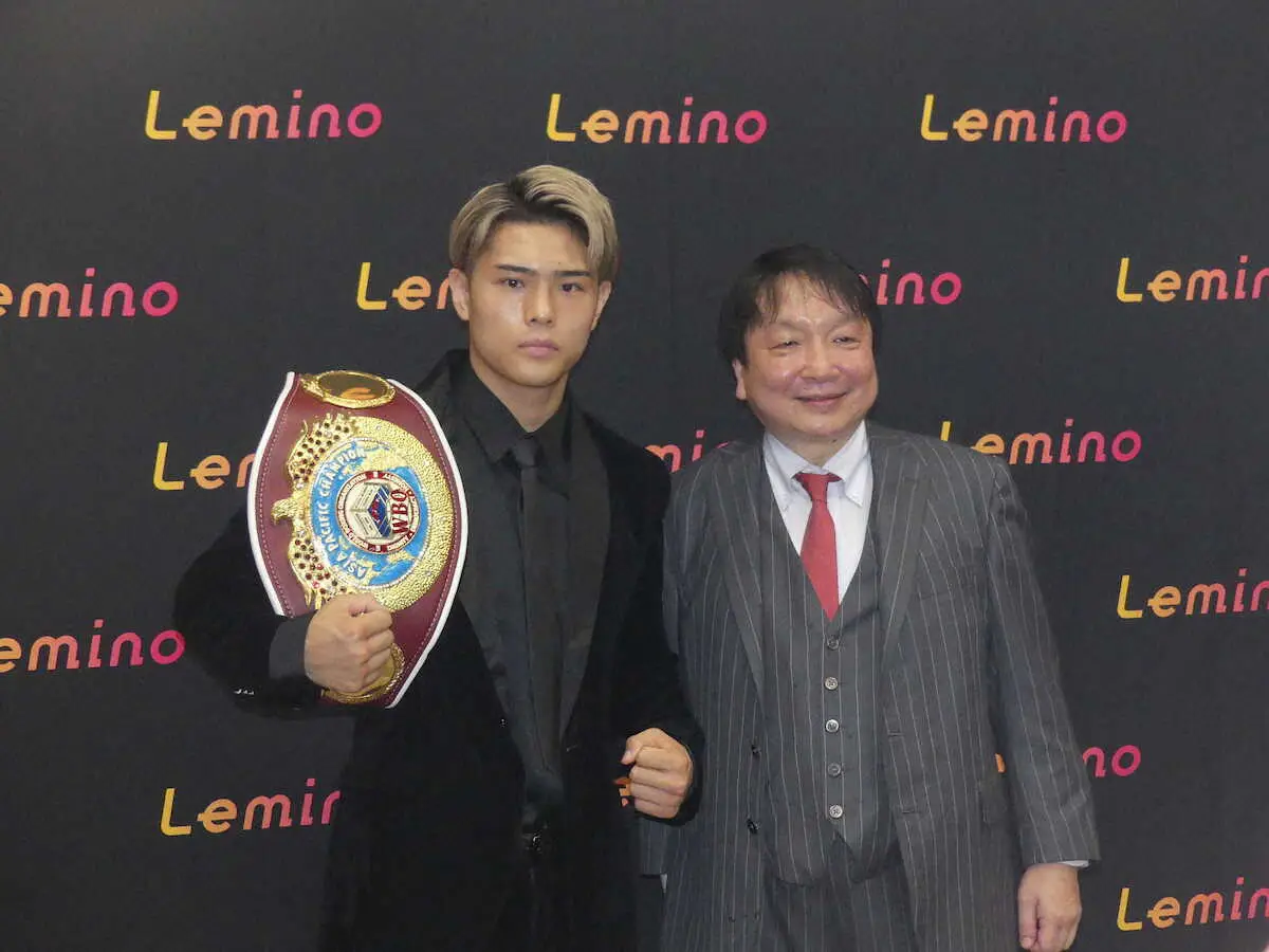 会見を行った佐々木（左）と大橋ジム会長の大橋秀行氏