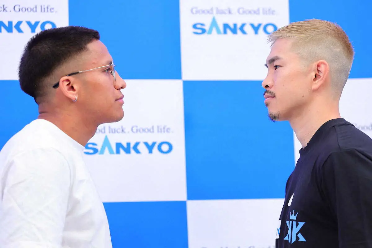 ＜井岡・フランコ　フェースオフ＞フェースオフするフランコ（左）と井岡（撮影・光山　貴大）