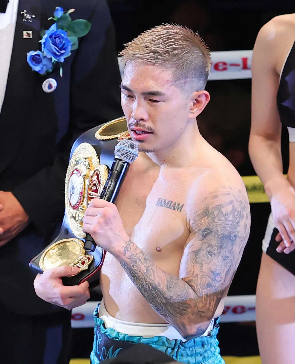 ＜WBA世界スーパーフライ級タイトルマッチ＞試合後、スピーチをする井岡（撮影・藤山　由理）