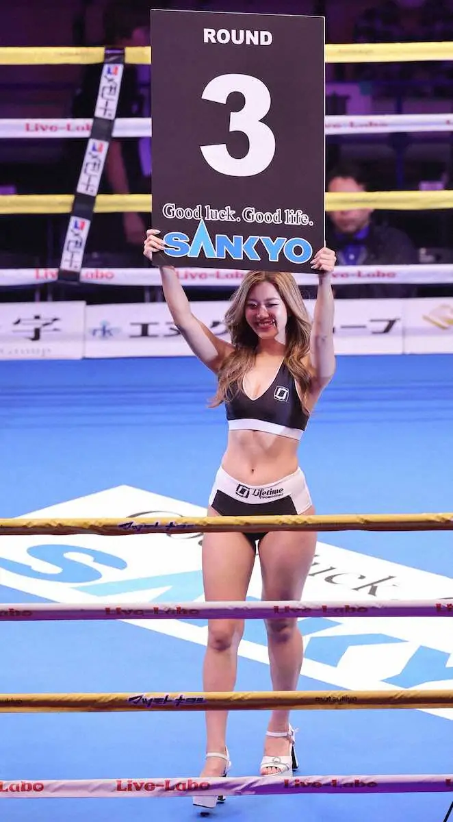 ＜WBA世界スーパーフライ級タイトルマッチ＞ラウンドガールを務める石田梨緒さん（撮影・藤山　由理）