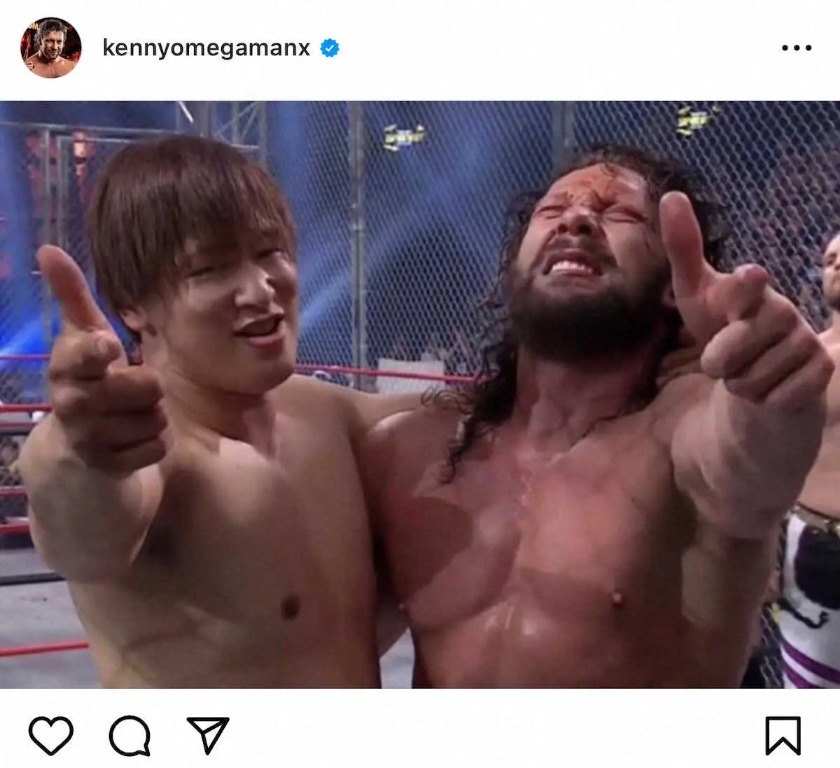 ケニー・オメガの公式インスタグラムから（＠kennyomegamanx）。試合後にポーズを決めるケニーと飯伏幸太