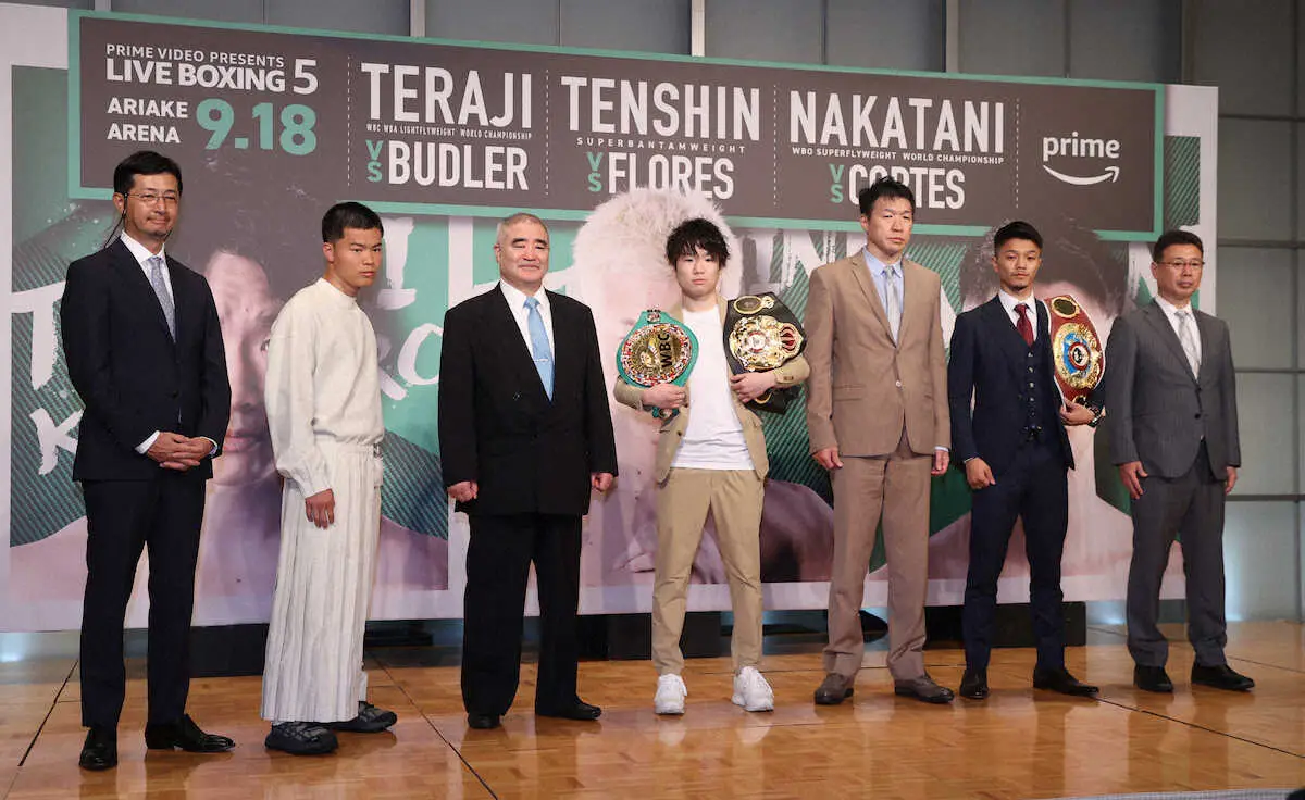 ＜ボクシング会見＞フォトセッションでポーズをとる那須川天心（左から2人目）、寺地拳四朗（中）、中谷潤人（右から2人目）ら（撮影・西海健太郎）