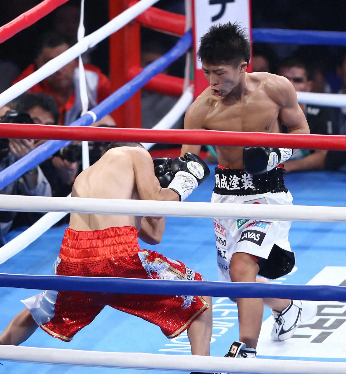 ナルバエスからボディブローを打ち抜いてWBO世界スーパーフライ級新王者に輝いた井上尚弥（右）（14年12月撮影）
