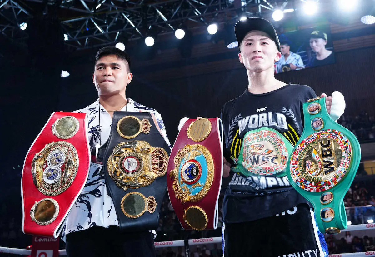 WBA＆IBF統一世界王者のタパレス（左）と並ぶWBC＆WBO統一世界王者の井上（撮影・島崎忠彦）