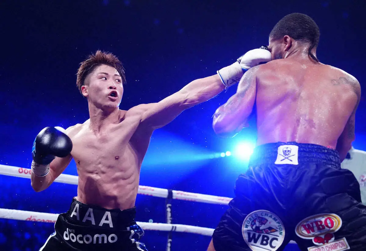 6回、フルトン（右）に左を放つ井上（撮影・島崎忠彦）