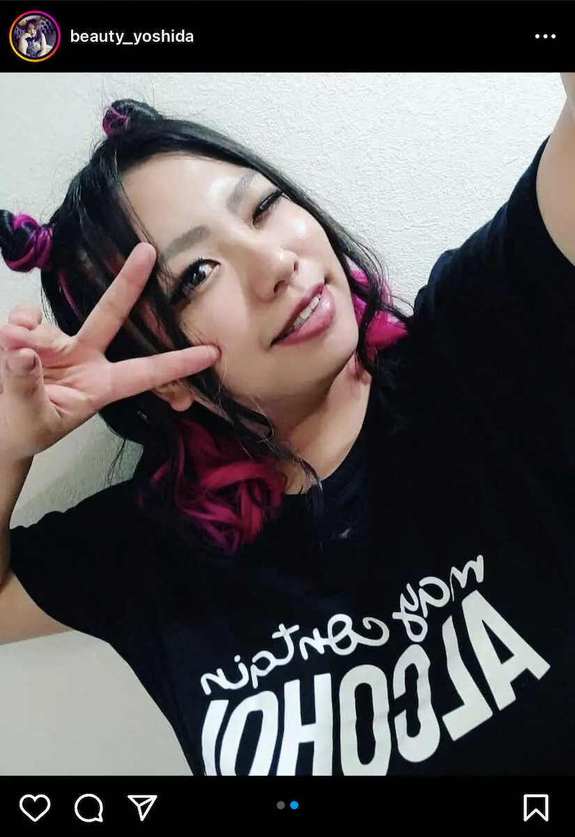 ビューティー吉田のインスタグラムから（＠beauty_yoshida）。ピースで自撮りするビューティー吉田