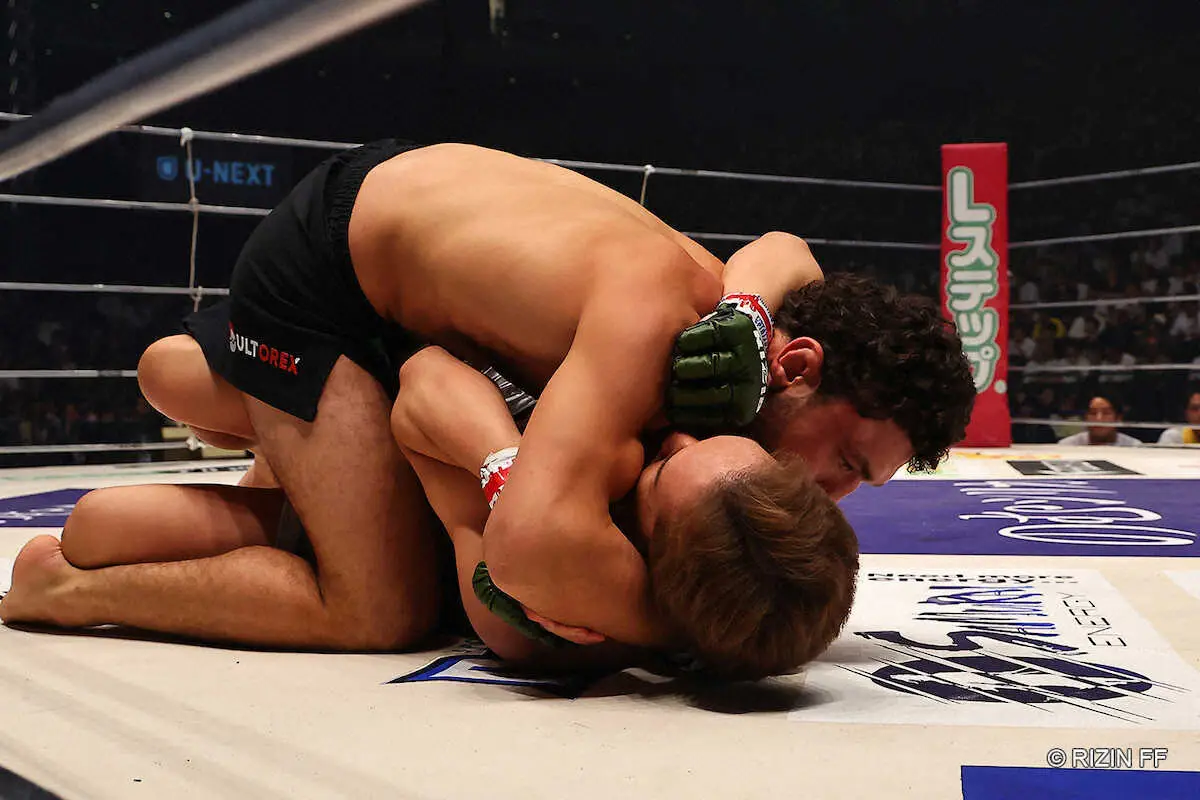 ケラモフに攻められる朝倉未来（下）（RIZIN　FF提供）