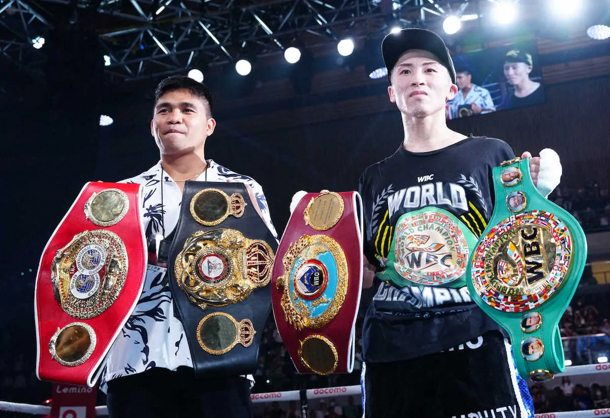 WBA＆IBF統一世界王者のタパレス（左）と並ぶWBC＆WBO統一世界王者の井上（撮影・島崎　忠彦）