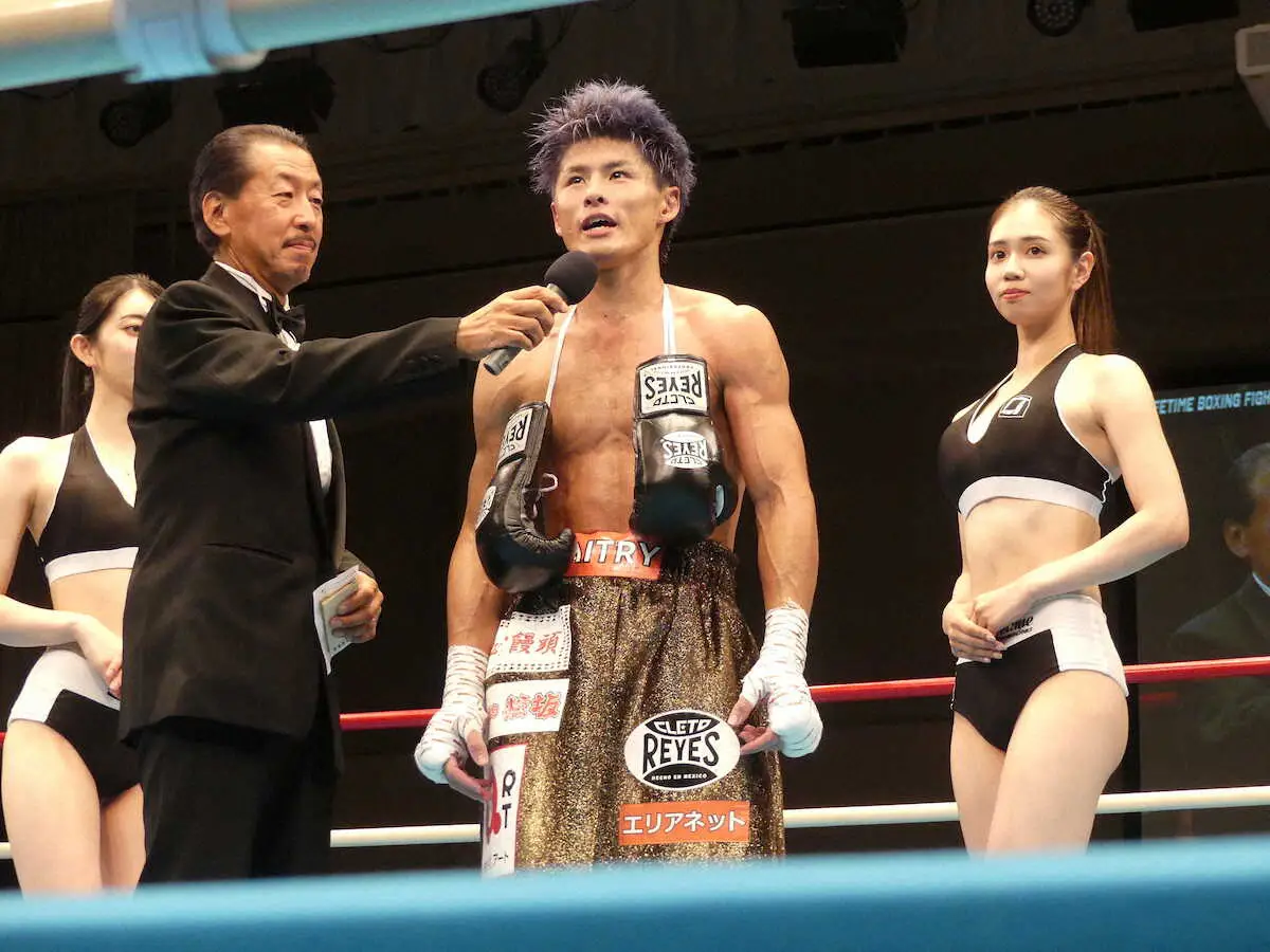 再起戦でTKO勝利した木村（中央）