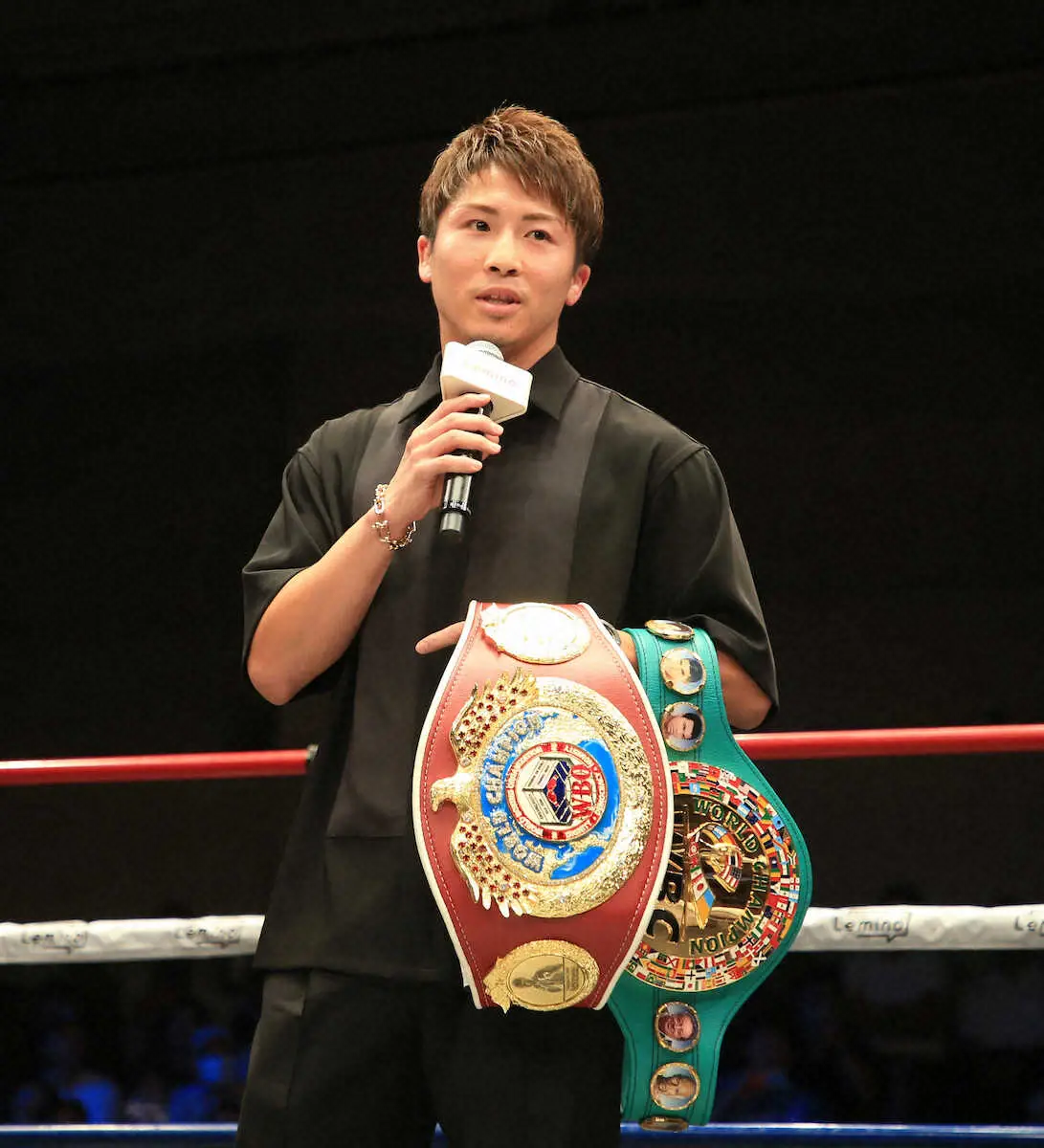 ＜ボクシング　井上尚弥世界戦ベルト贈呈式＞ベルトを披露する井上尚弥　（撮影・西川祐介）