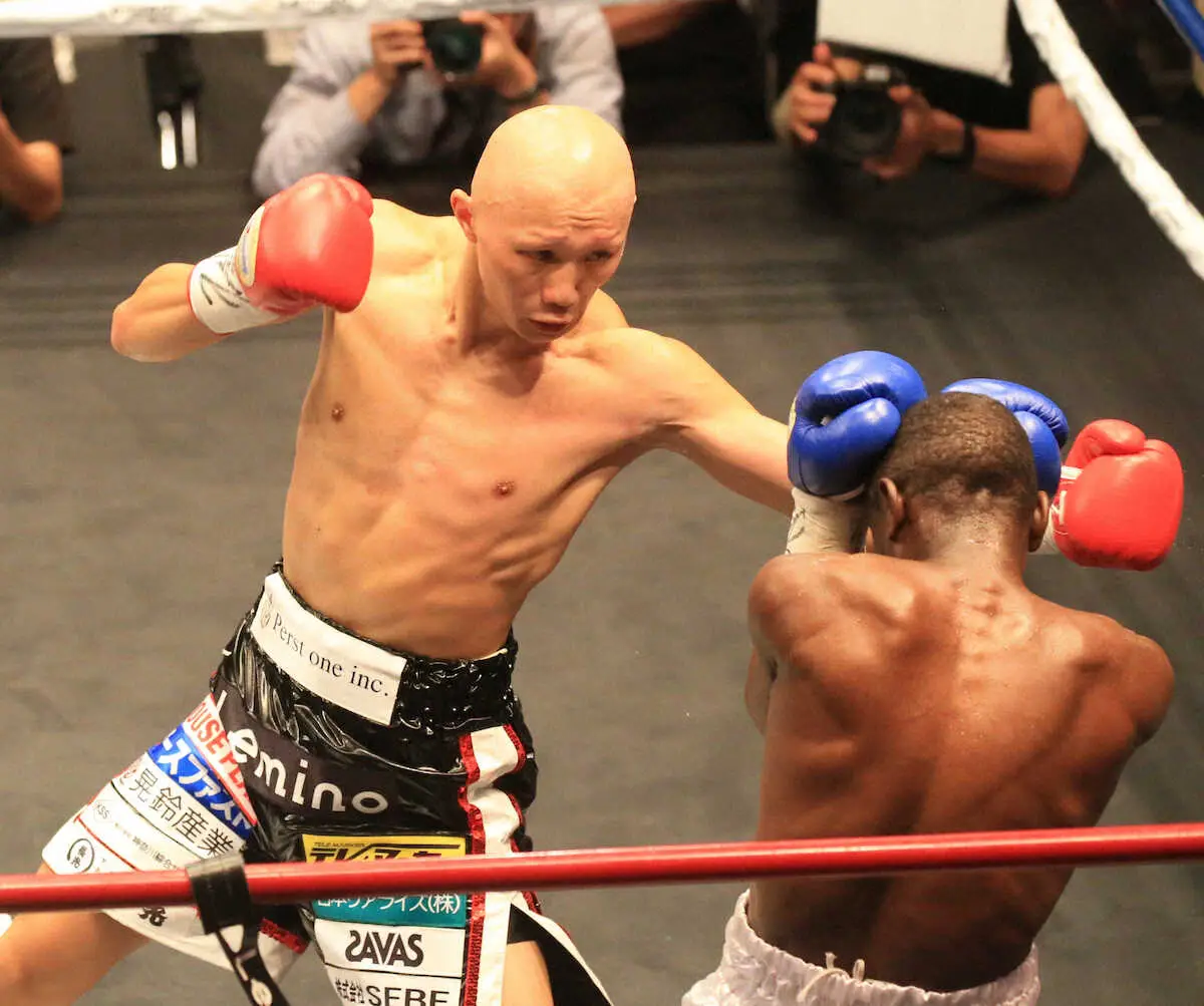 ＜ボクシング　松本圭佑vsリドワン・オイコラ＞　2R、積極的に攻める松本圭佑　（撮影・西川祐介）