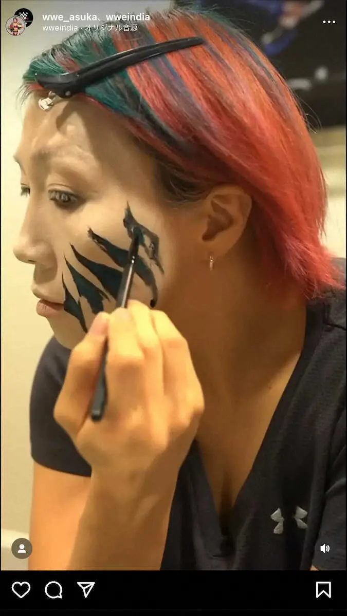 試合前にフェイスペイントをするASUKA。WWEインドの公式インスタグラム（＠wweindia）から。