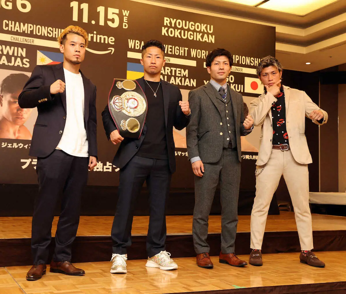 ファイティングポーズを取る（左から）辰吉寿以輝、井上拓真、ユーリ阿久井、与那覇勇気（撮影・久冨木　修）