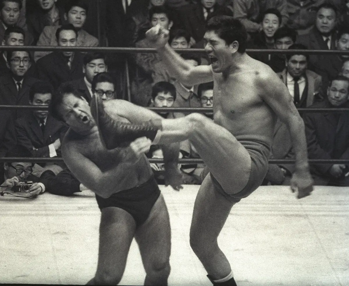 世界でビッグファイトマネーを稼いだジャイアント馬場さんの16文キック（右）（66年撮影）