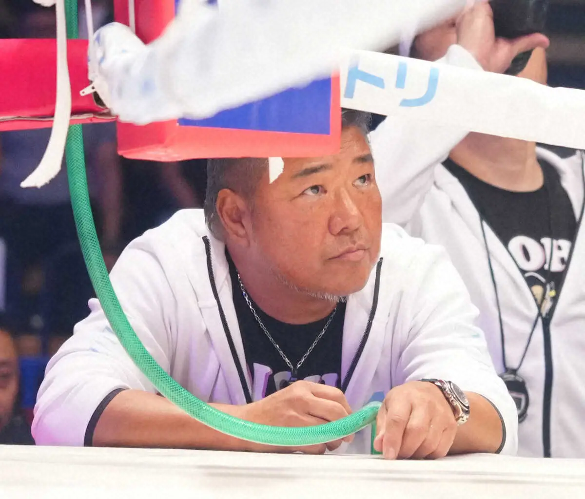 セコンドを務める亀田史郎氏（撮影・島崎忠彦）