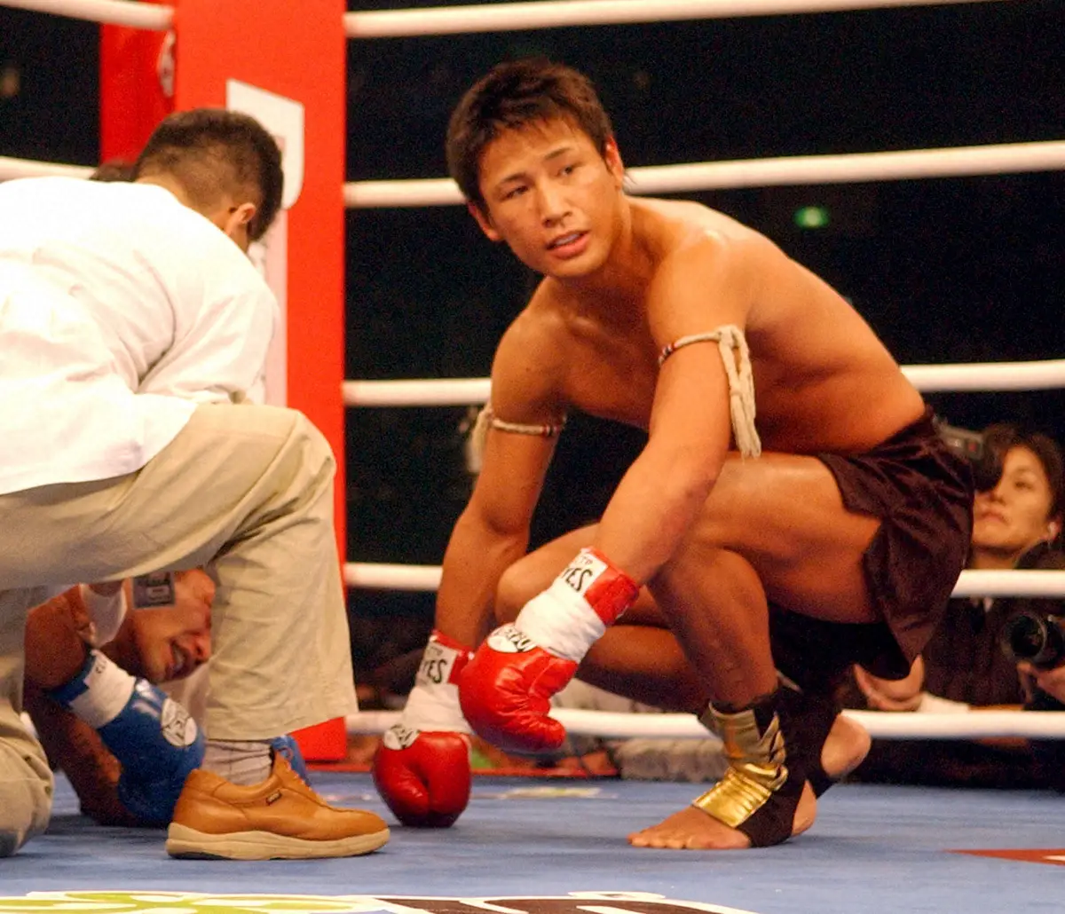 04年大みそか、ローブローによって心配そうに山本“KID”徳郁に駆け寄る魔裟斗