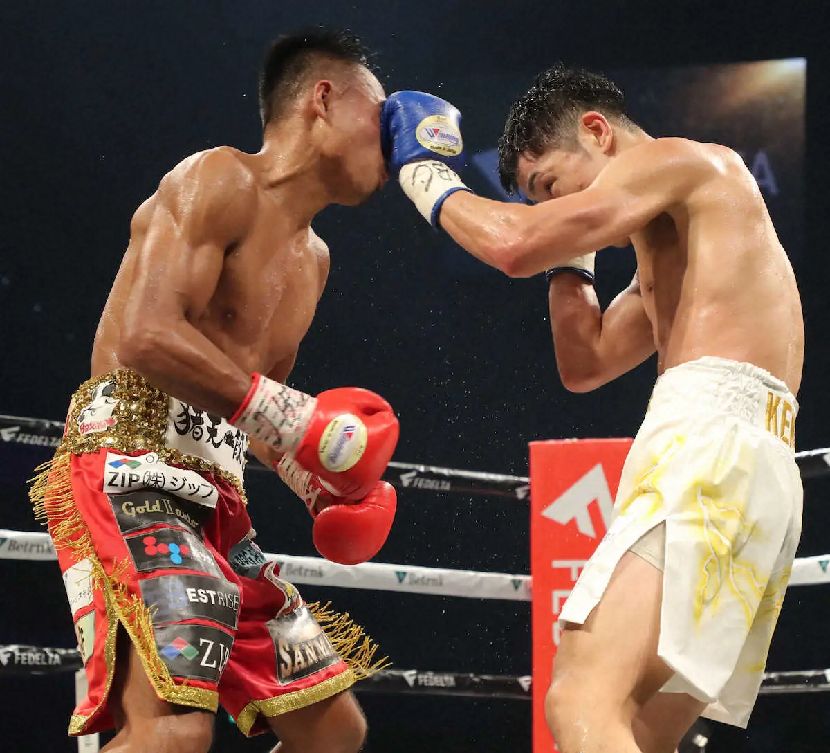 ＜フェザー級8回戦　藤田・サンティシマ＞8回、攻める藤田（右）（撮影・大城　有生希）