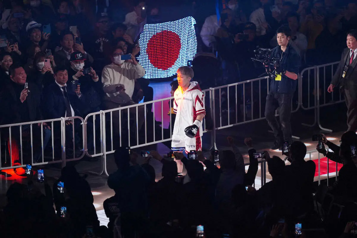入場する井上(撮影・長久保 豊)