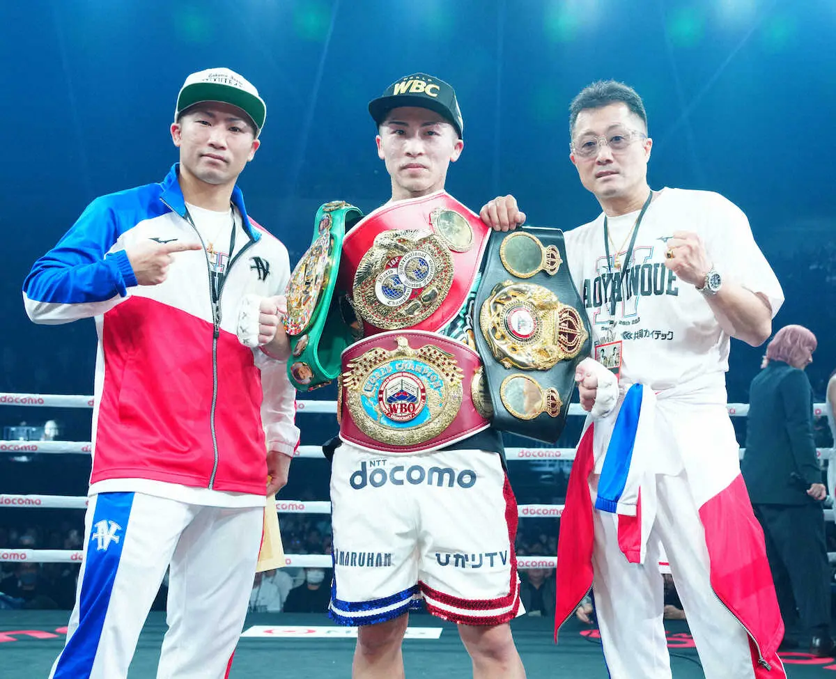 ＜井上VSタパレス＞4本のベルトを手にした井上。左は弟・拓真、右は父・真吾トレーナー（撮影・島崎忠彦）