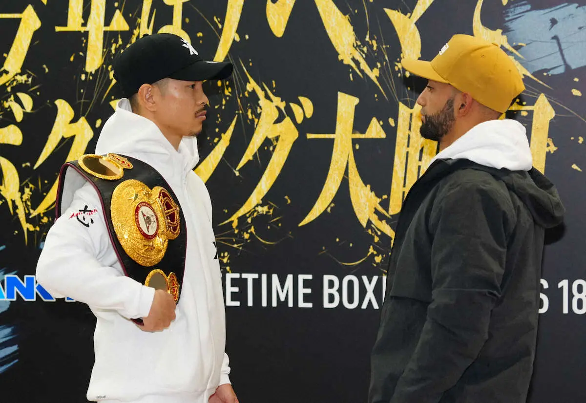 ＜井岡VSペレス調印式＞調印式を終えペレス（右）とにらみ合う井岡（撮影・島崎忠彦）