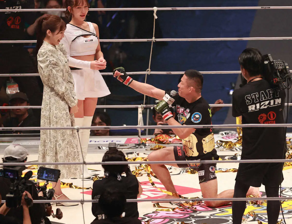 初代フライ級王者になった堀口が試合後、川村那月をリングに呼び込んで公開プロポーズ（撮影・篠原岳夫）