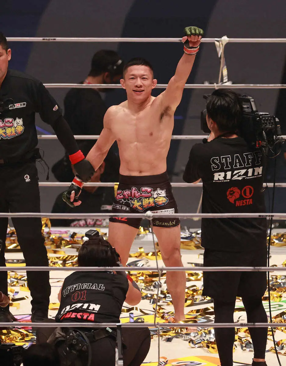 2R、堀口が一本勝ちで初代フライ級王者に（撮影・篠原岳夫）