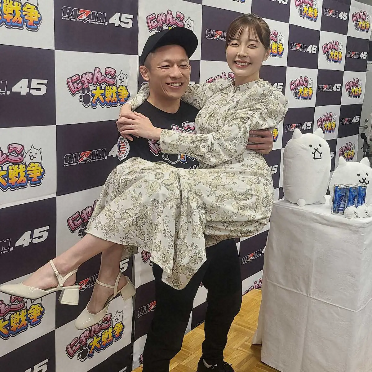 婚約者の川村那月をお姫様だっこする堀口恭司