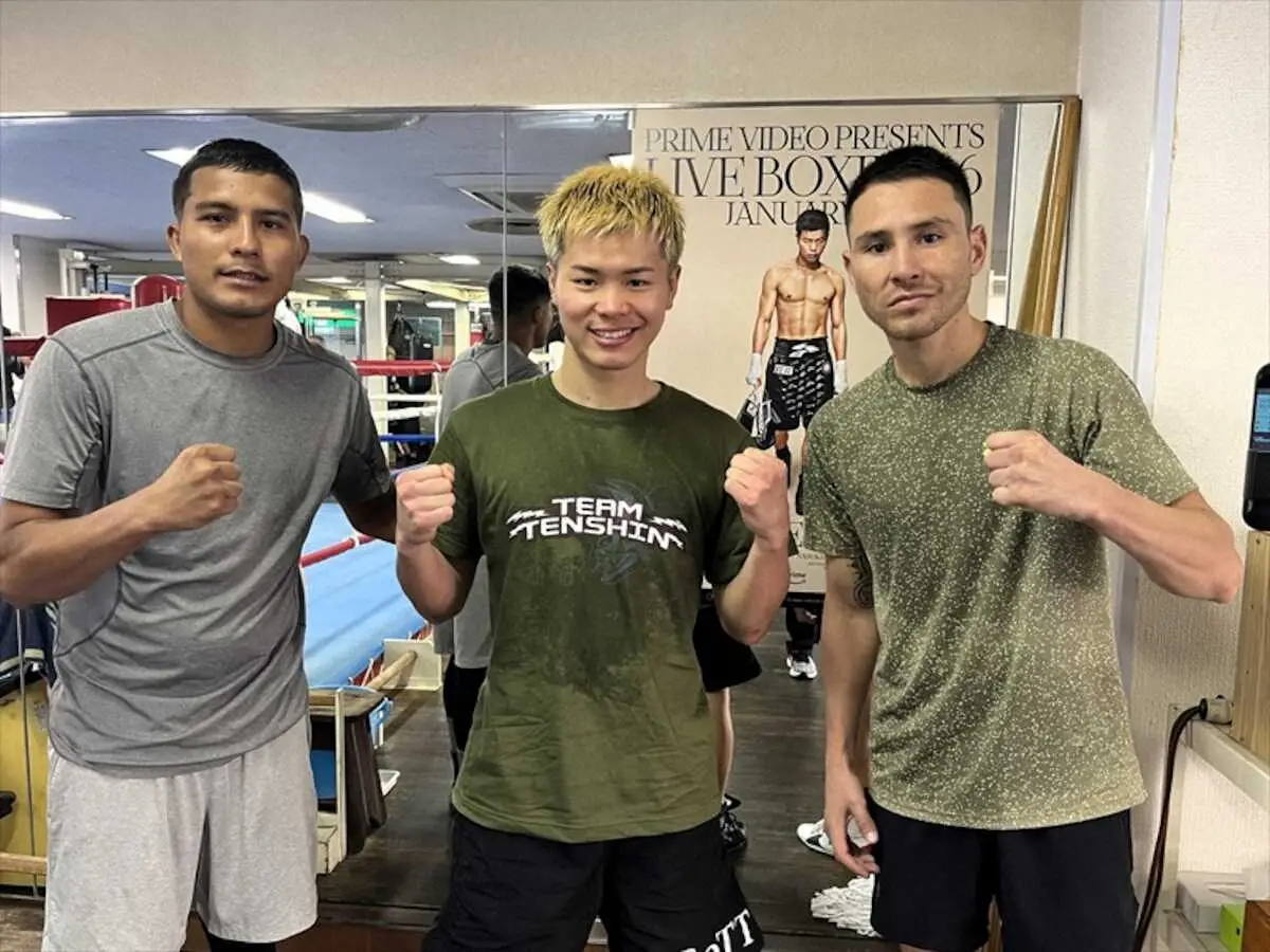 メキシコ人選手と新年最初のスパーリングを行った那須川（中央）　（帝拳ジム提供）