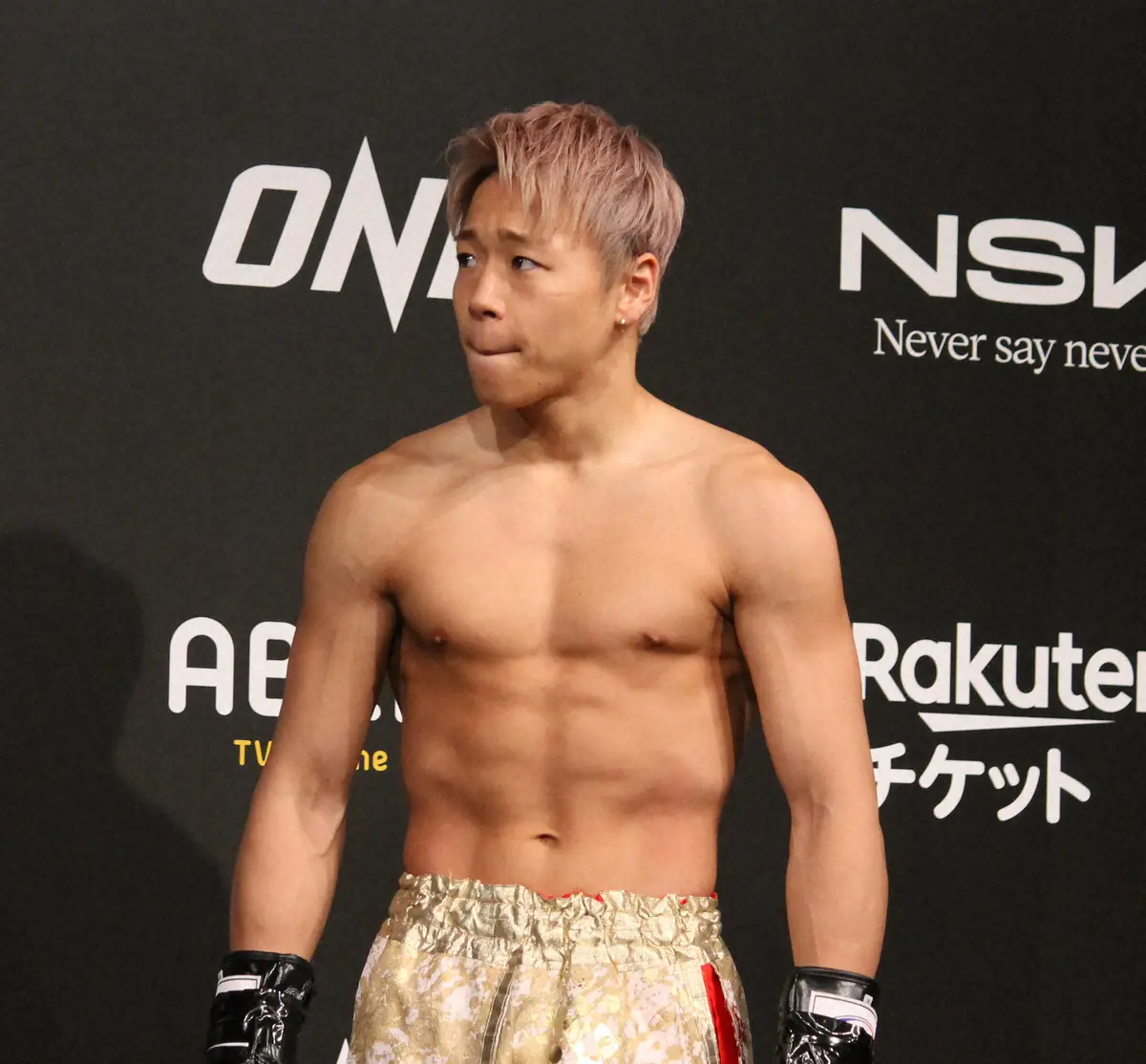 世界タイトルマッチへ仕上げた体を披露した武尊（撮影・酒井卓也）