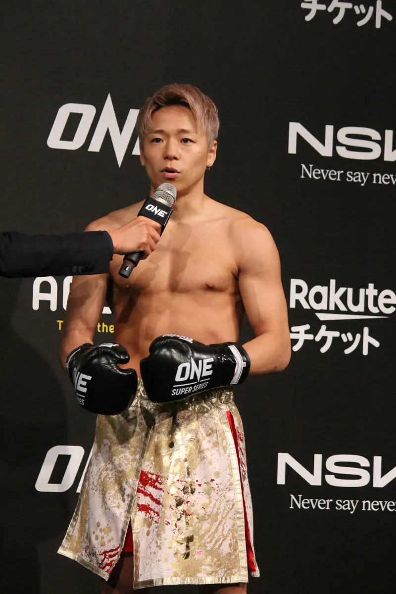 公開練習後に話す武尊（撮影・酒井卓也）