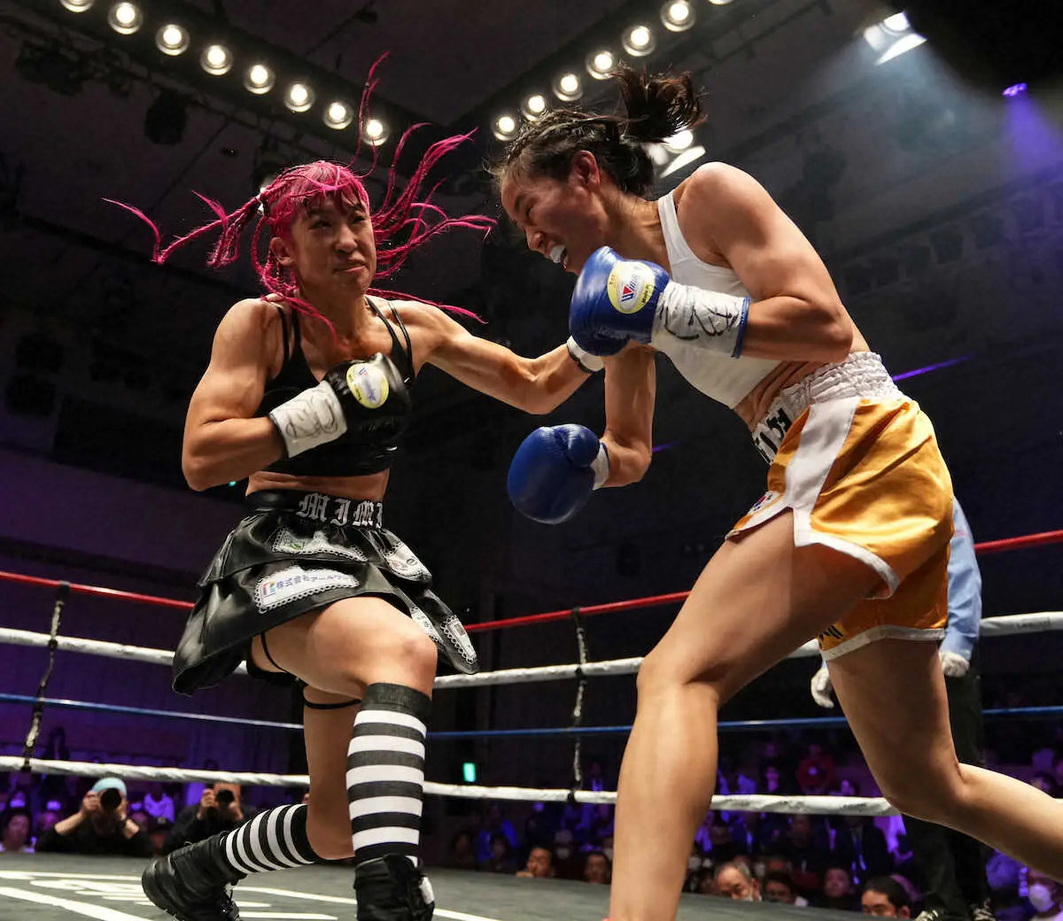＜WBO女子世界スーパーフライ級タイトルマッチ　晝田瑞希・パク・ジヒョン＞パク（右）にパンチを浴びせる晝田（撮影・沢田　明徳）