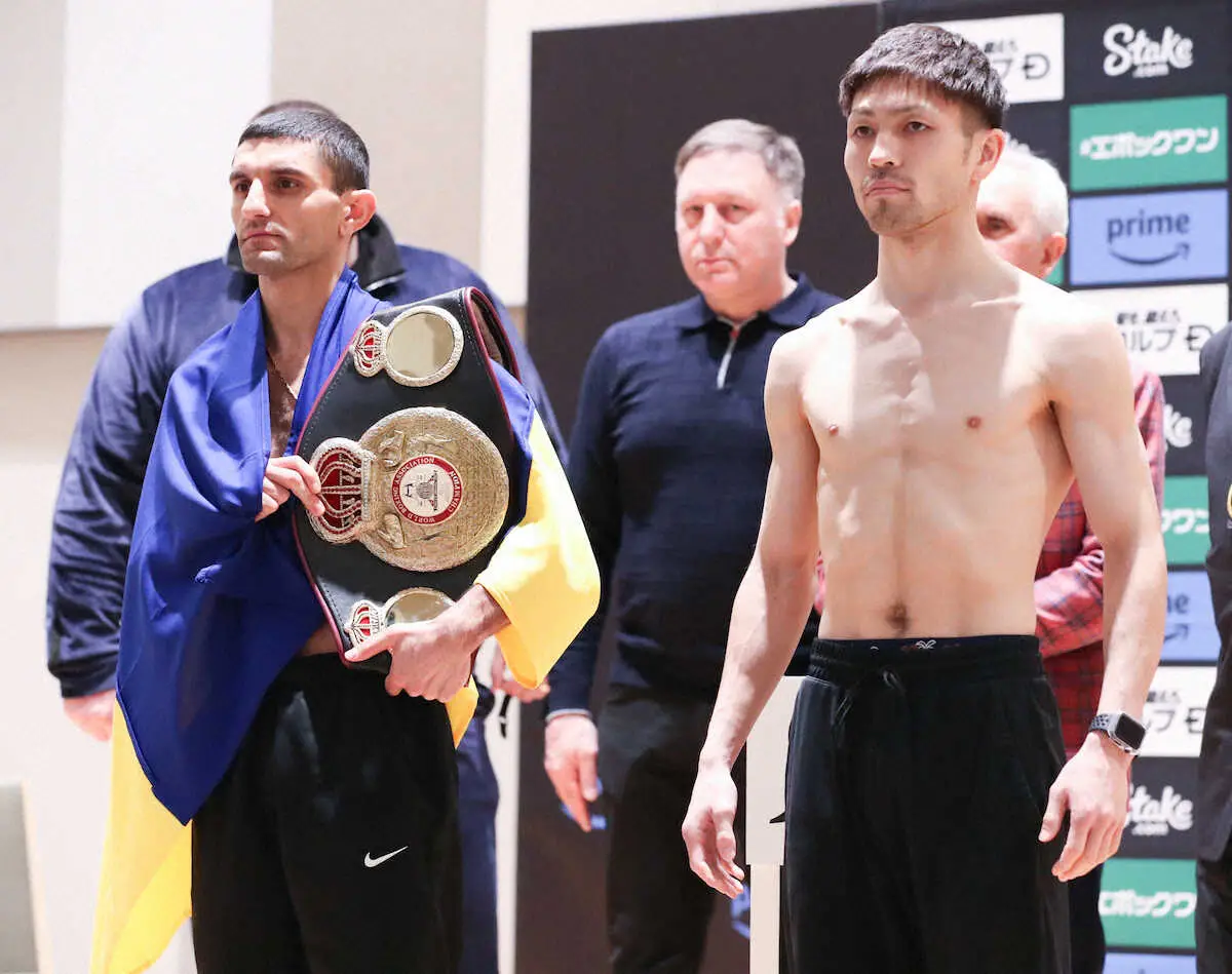 ＜LIVE　BOXING　6　前日計量＞前日計量をクリアし、ポーズを取るユーリ阿久井　政悟（右）とアルテム　ダラキアン（撮影・中辻　颯太）