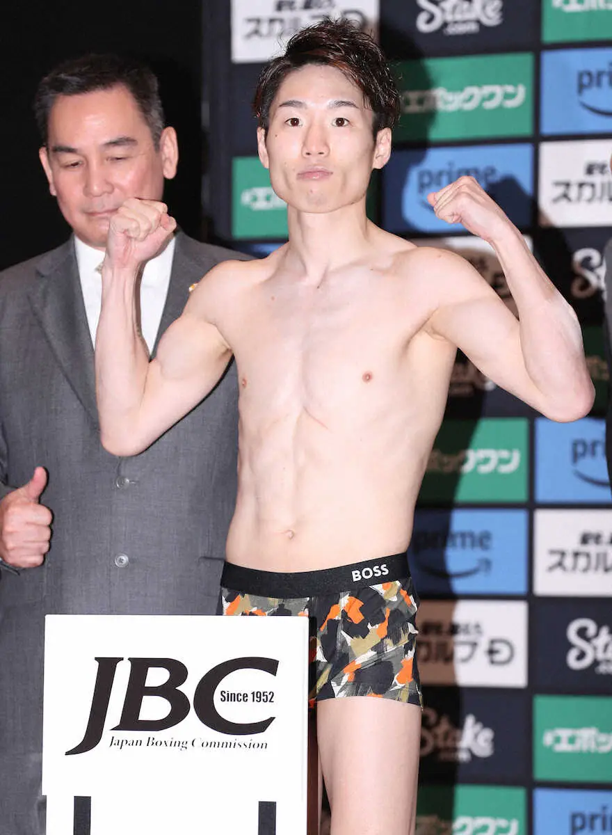 ＜LIVE　BOXING　6　前日計量＞前日計量をクリアし、ポーズを取る寺地拳四朗（撮影・中辻　颯太）