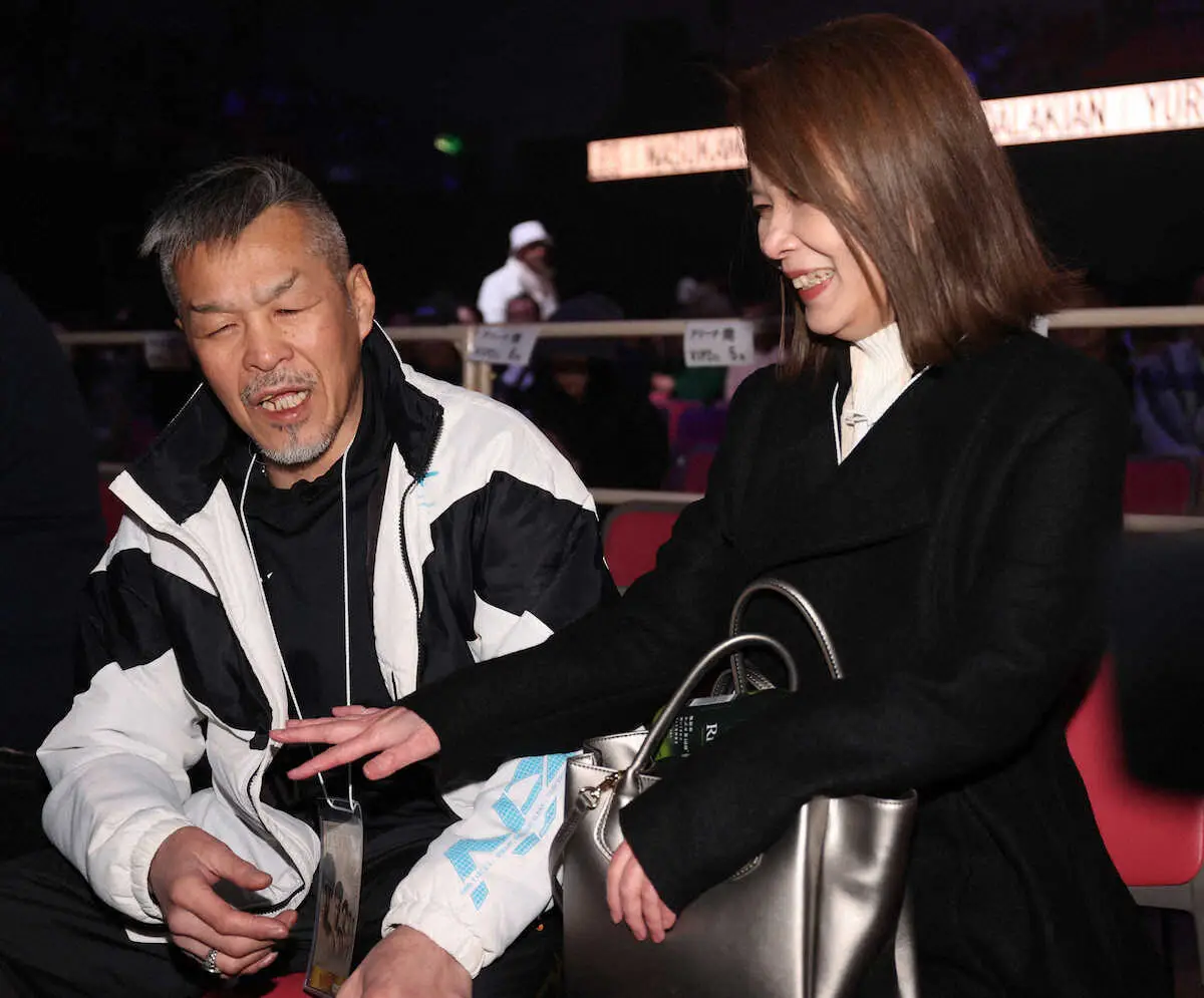 ＜ボクシング　与那覇×辰吉＞リングサイドで観戦する辰吉丈一郎とるみ夫人（撮影・北條　貴史）