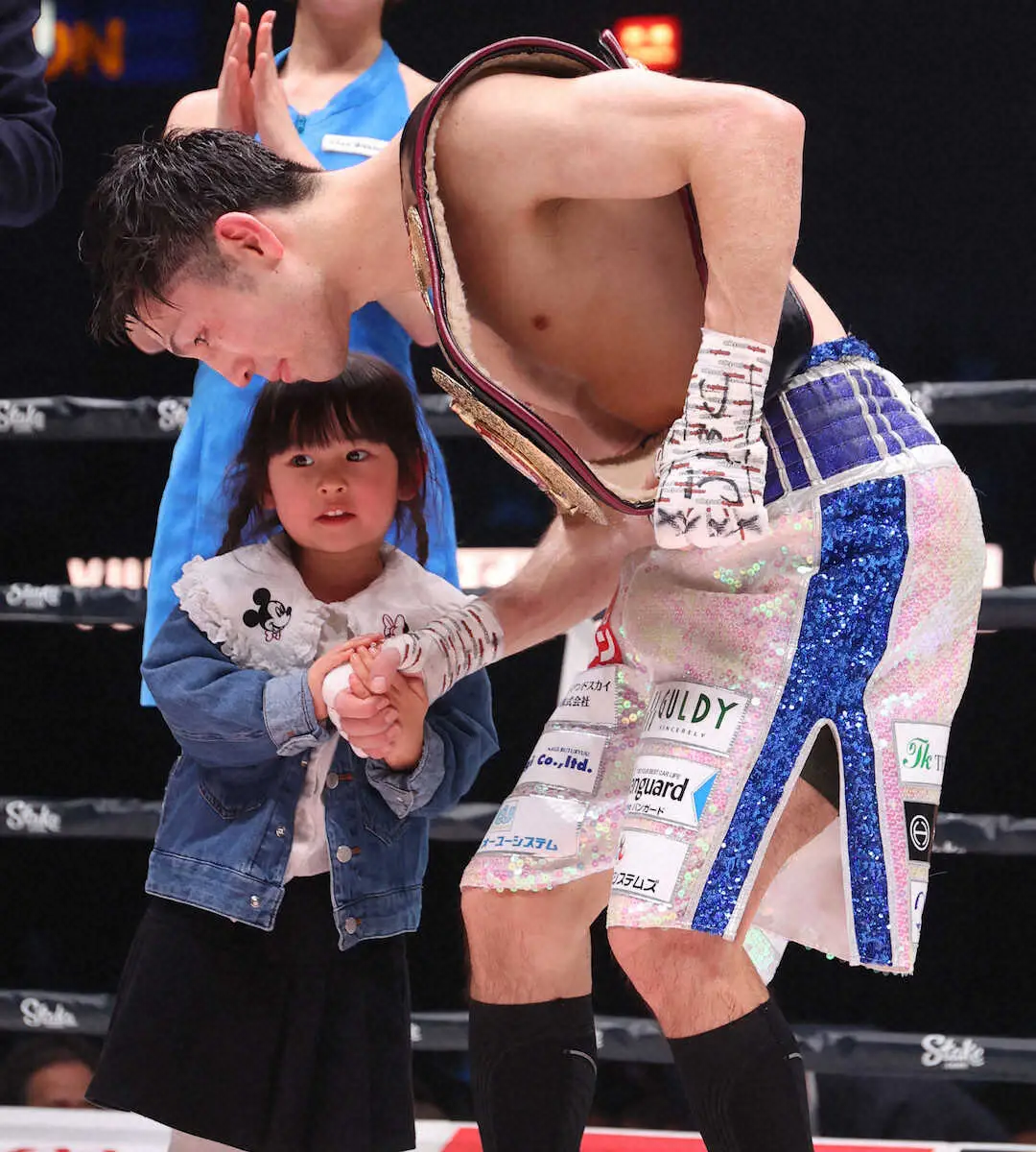 ＜ボクシング　WBAフライ級世界戦　ダラキアン×ユーリ阿久井＞王座を獲得して娘にねぎわれるユーリ阿久井（撮影・北條　貴史）
