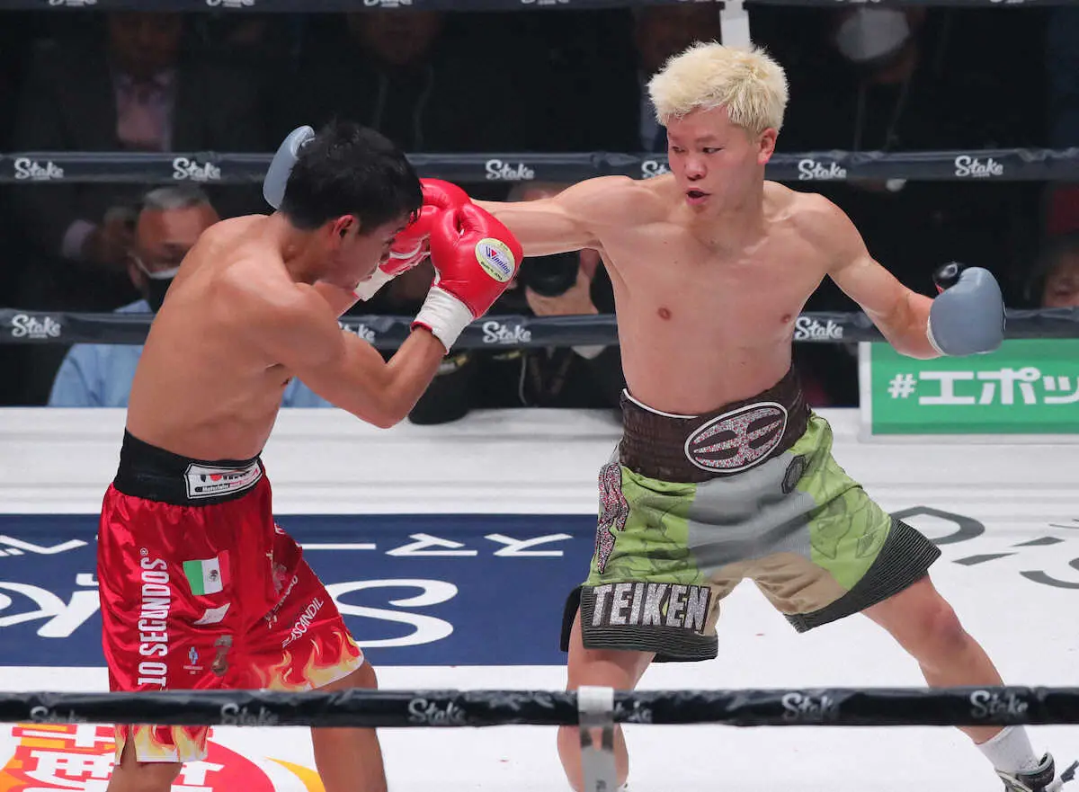 ＜ルイス・ロブレス×那須川天心＞　2回、ロブレスを攻める那須川　（撮影・後藤　大輝）