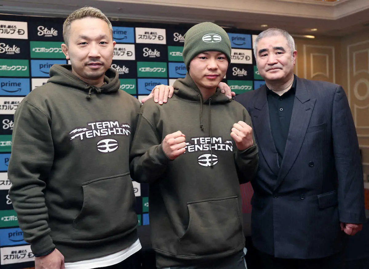 粟生トレーナー（左）、浜田剛史氏（右）とポーズを決める那須川（撮影・北條　貴史）