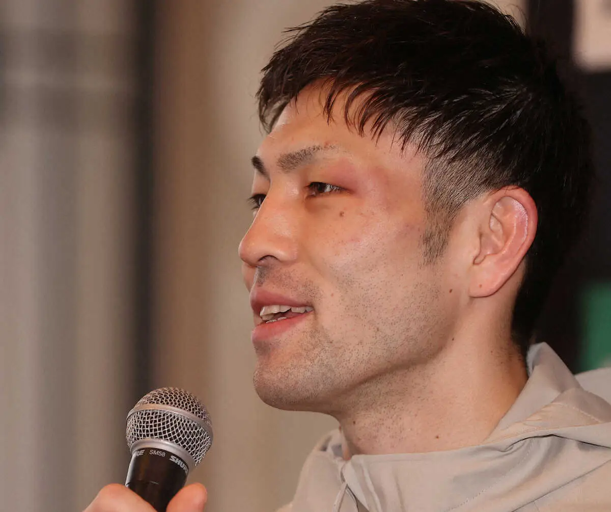 一夜明け会見で笑顔を見せるユーリ阿久井（撮影・北條　貴史）