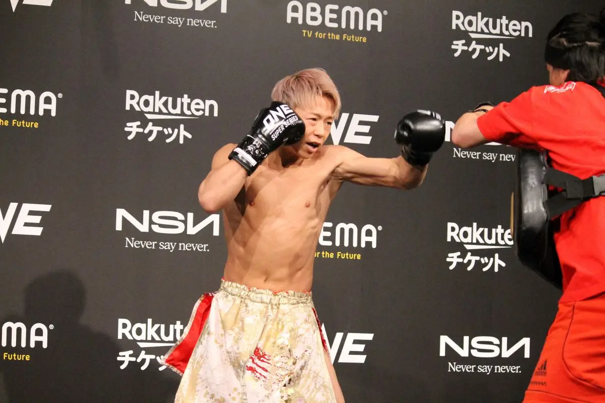 11日の公開練習で強烈なパンチミットを披露した武尊（撮影・酒井卓也）