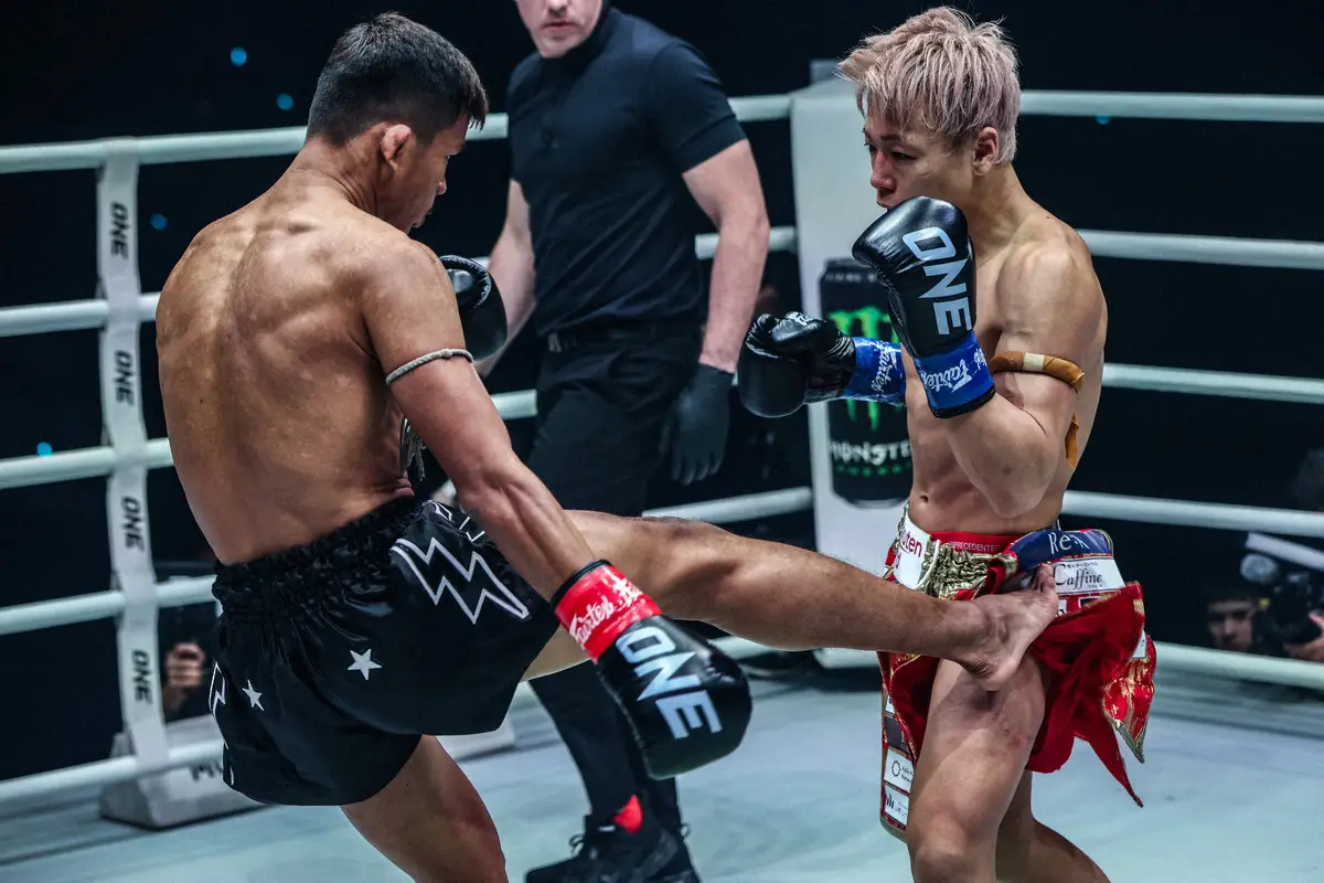 スーパーレックの強烈なローキックでダメージ…左足は変色していた武尊（右）（C）ONE　Championship