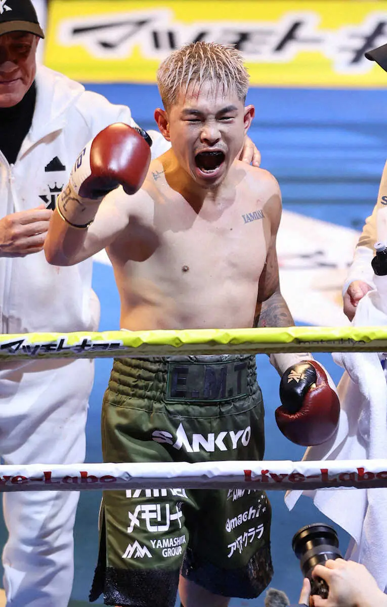 ＜WBA世界S・フライ級タイトルマッチ＞井岡一翔×ホスベル・ペレス　7回KO勝ちの井岡（撮影・村上　大輔）