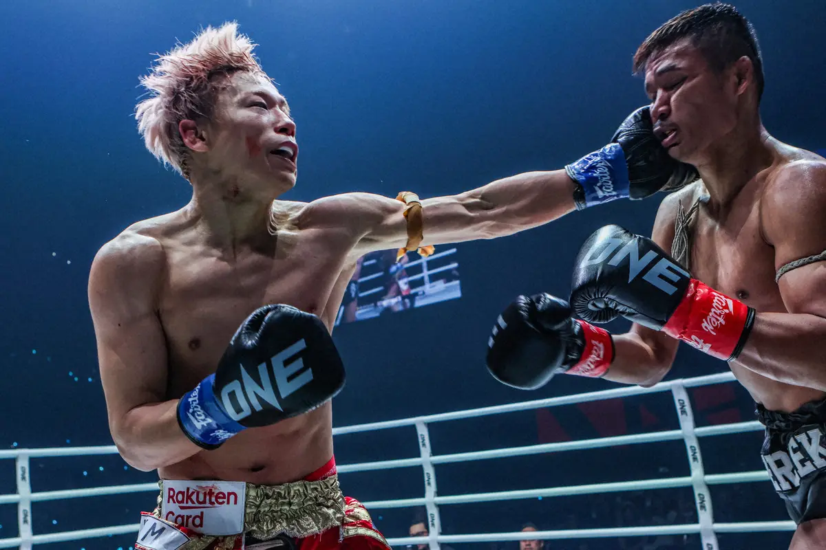激闘となったスーパーレックVS武尊（左）（C）ONE　Championship　 