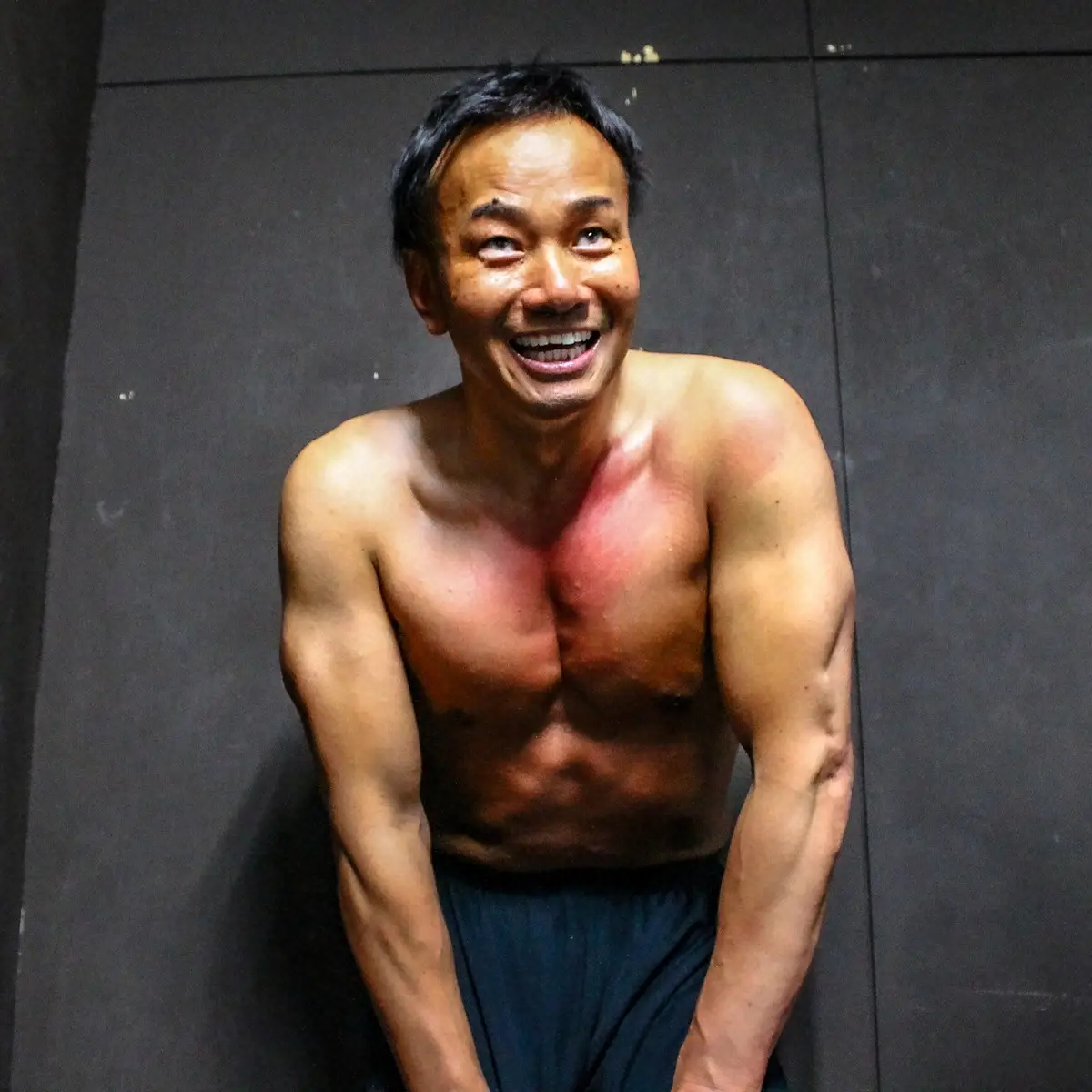 バックステージで安堵の表情を見せた吉野正人氏(撮影・酒井卓也)