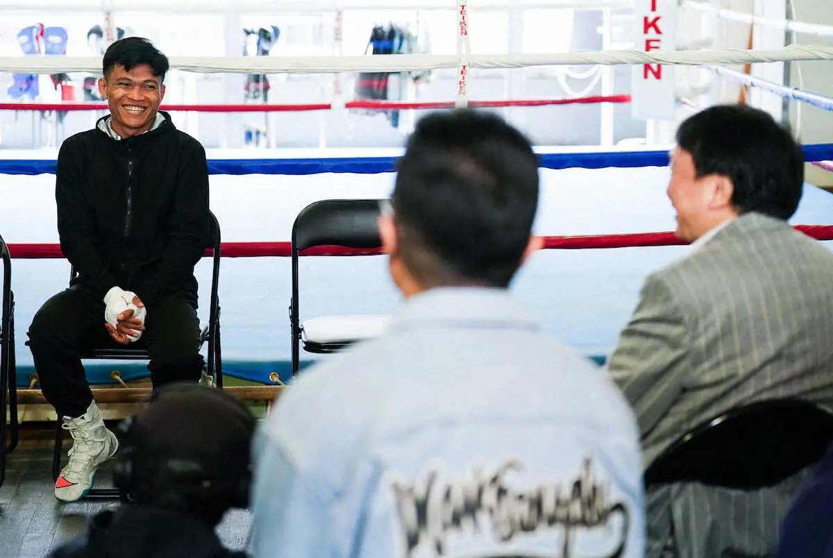 ＜アンカハス公開練習＞（右から）大橋会長、井上真吾トレーナーとあいさつを交わすアンカハス（撮影・島崎忠彦）