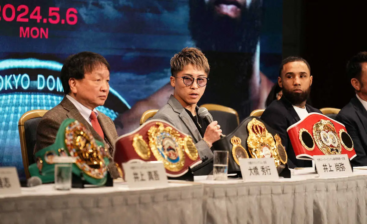 ルイス・ネリ（右）と会見に臨み報道陣の質問に答える井上尚弥（中央、左は大橋会長）（撮影・沢田　明徳）
