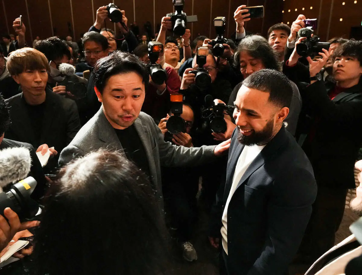会見後、ルイス・ネリ（右）と笑顔で話す山中慎介氏（撮影・沢田　明徳）