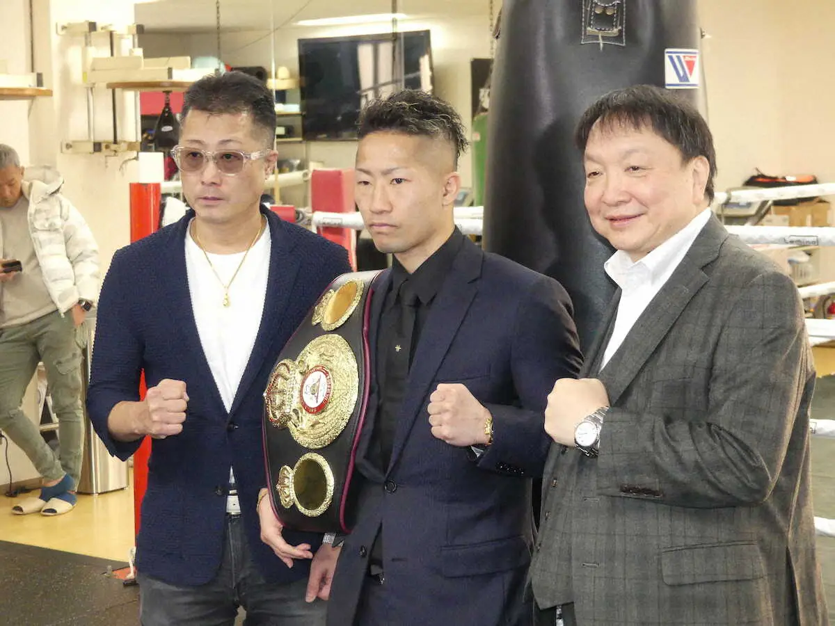 会見を行った（左から）井上真吾トレーナー、井上拓、大橋会長