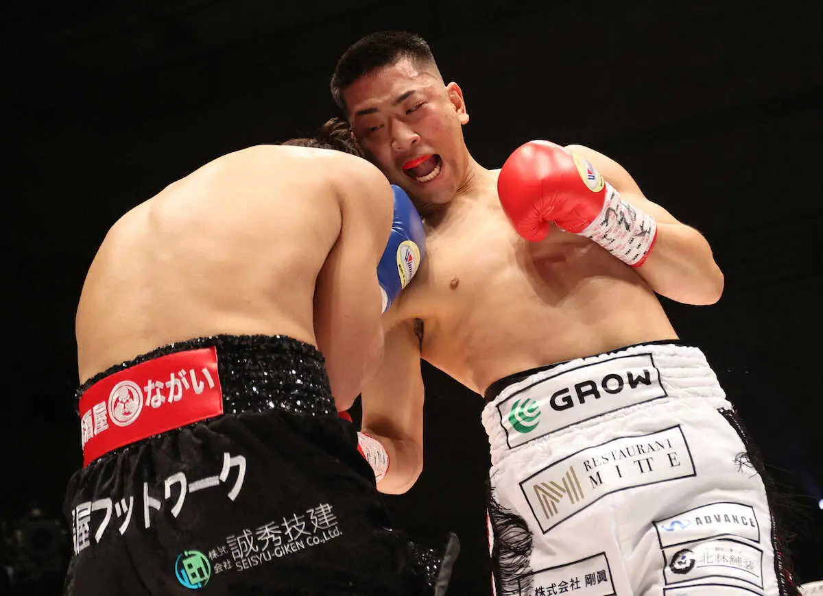 日本＆WBOアジアパシフィック・ミドル級タイトルマッチで挑戦者の可児（左）に強烈な右ボディーを入れる王者の国本（撮影・椎名　航）