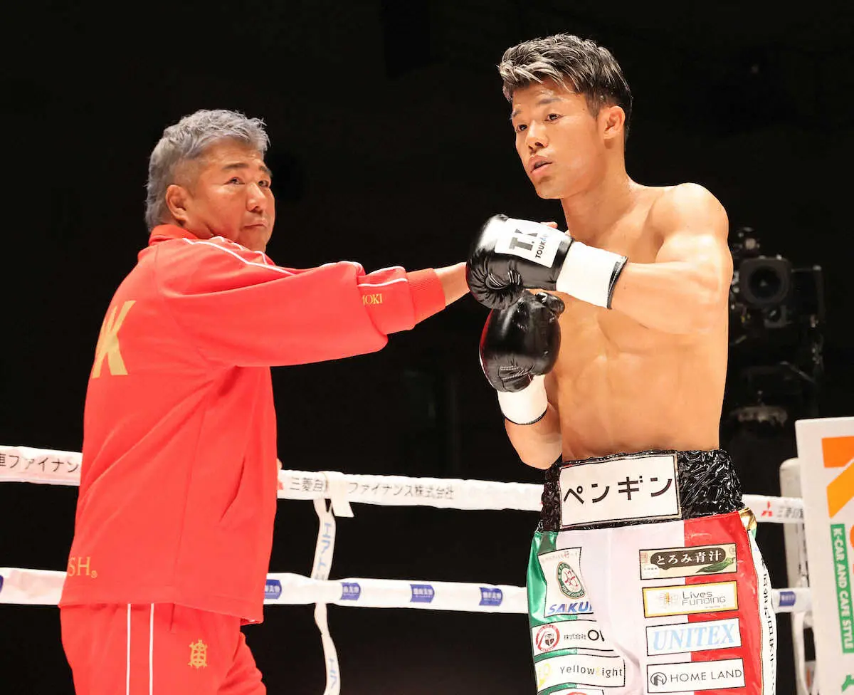 ＜3150FIGHT＞（フェザー級10回戦）試合前、トレーナーに復帰した父・史郎さん（左）から後押しを受ける亀田和毅（撮影・椎名　航）