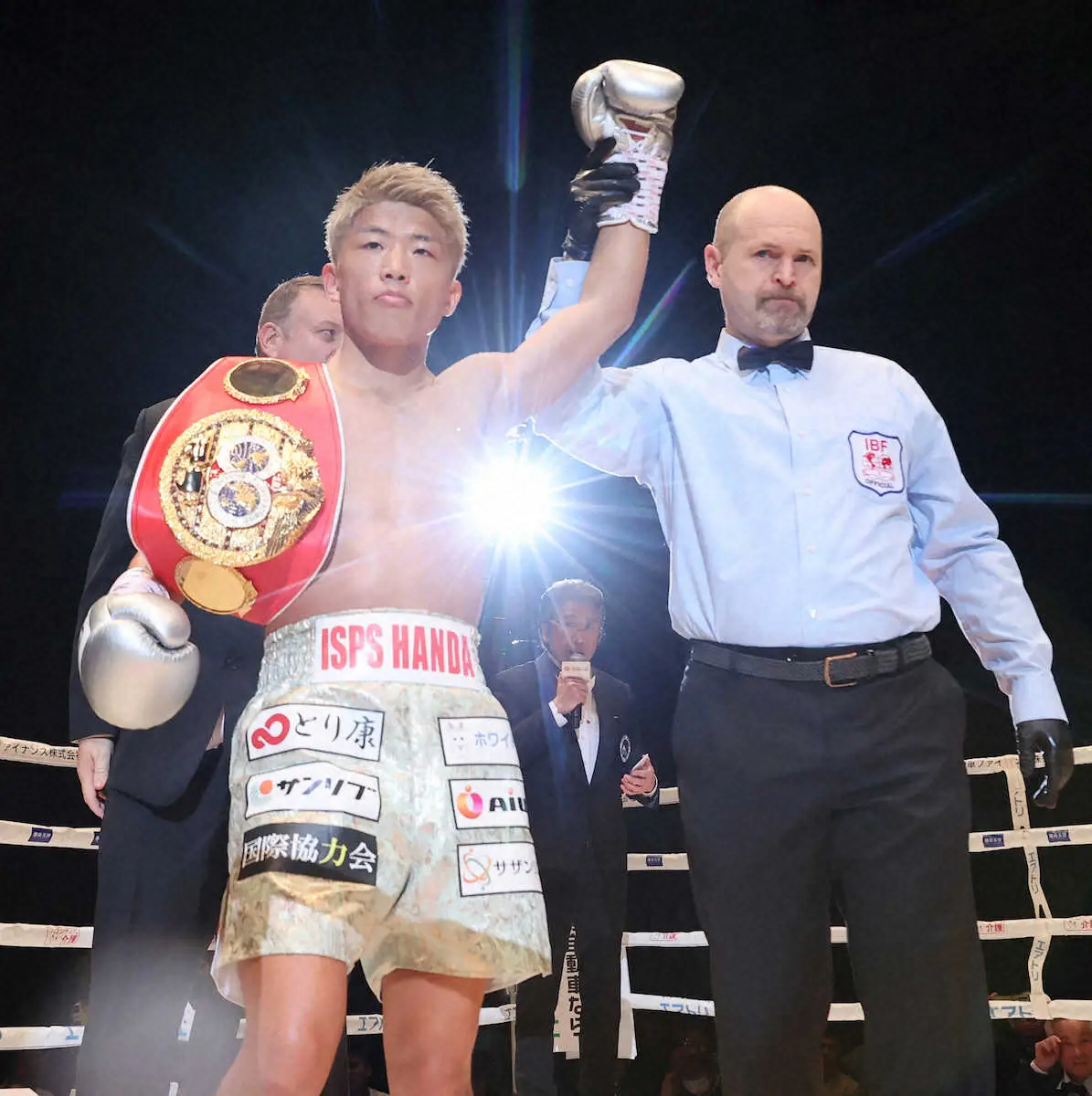 2回KOで王座を防衛し、勝ち名乗りを受ける重岡銀次朗（撮影・椎名　航）